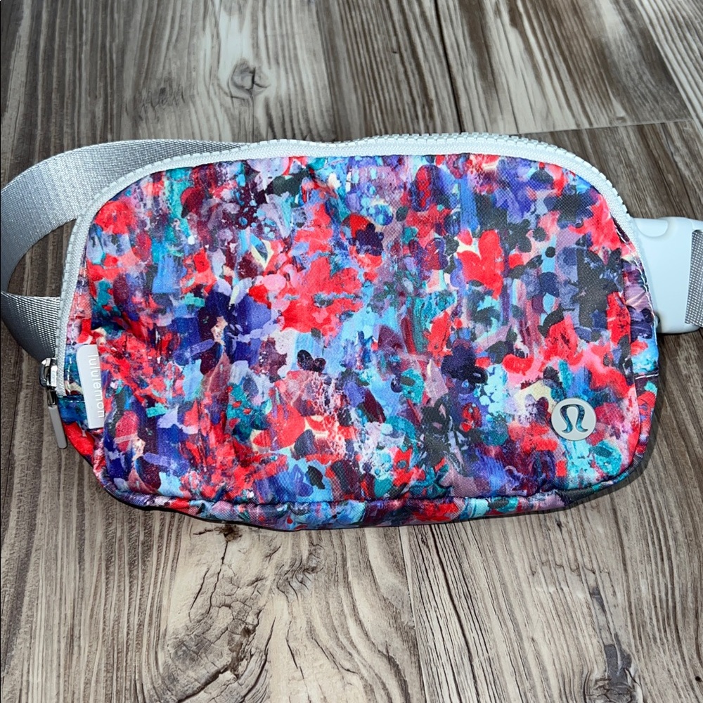 Lululemon Everywhere Belt Bag Flower Glide Multi / Vapor NWOT